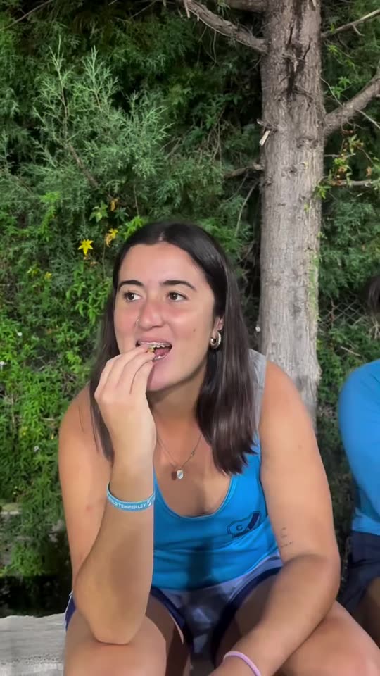 Deportista consumiendo el producto