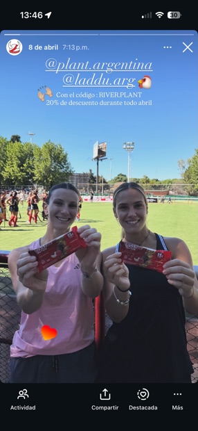 Historia real de Instagram: jugadoras de hockey de River con barritas Laddubar, etiquetando a @plant.argentina y a la marca, con un código de descuento propio del club